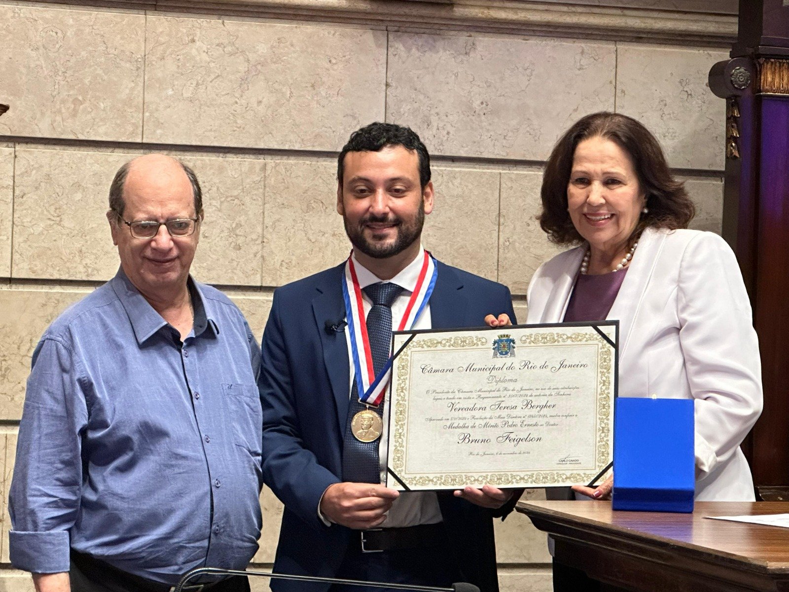 Câmara do Rio celebra liderança comunitária e cultura com medalhas em homenagem a contribuições sociais e artísticas importantes. / Divulgação