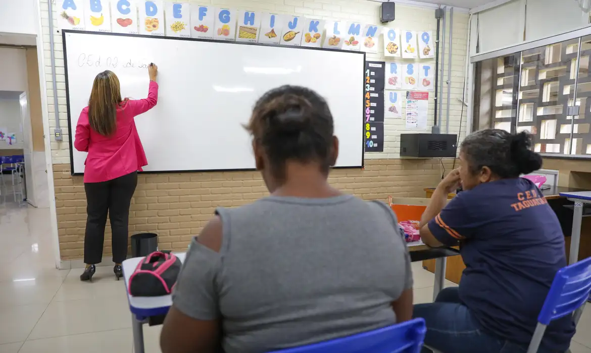 Início do pagamento do programa Pé-de-Meia para estudantes do ensino médio