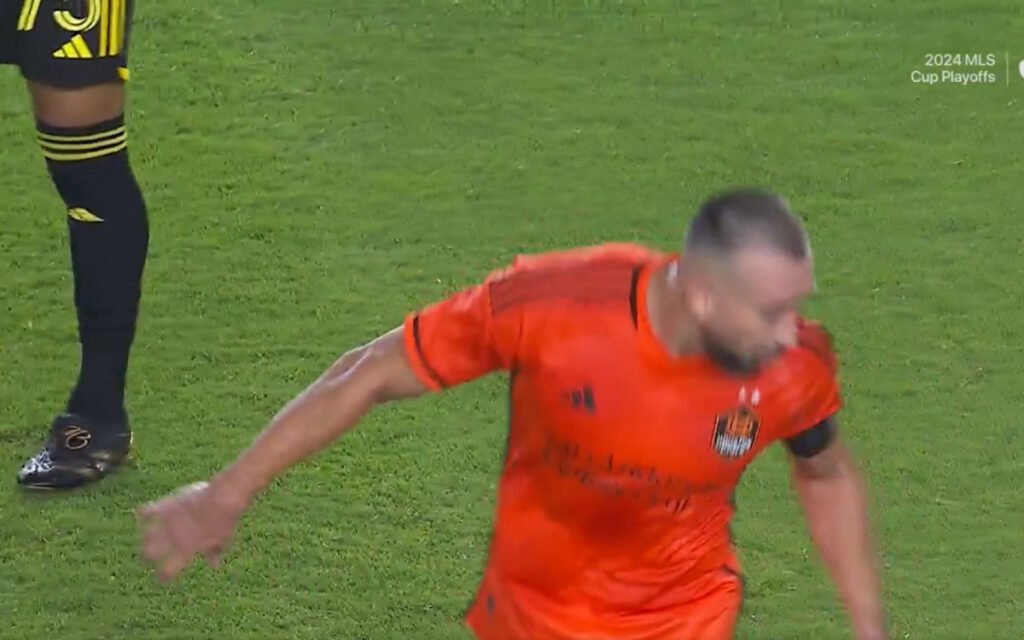 Jogador é expulso por cuspir em árbitro na MLS - Vídeo