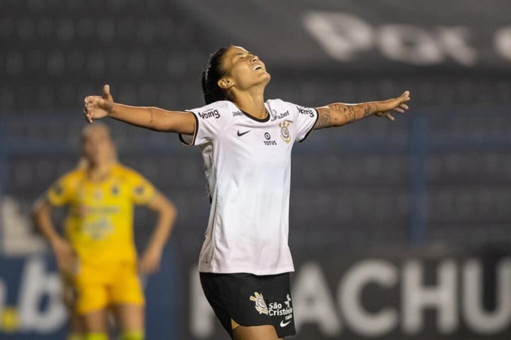 Jogadora do Corinthians bate carro atropela mulher e tenta fugir do local