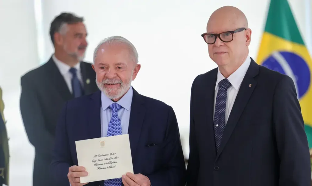 Lula mantém agenda diplomática após explosão em Brasília