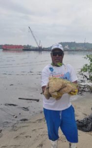 Manguezais renascem no meio do lixo na Baía de Guanabara