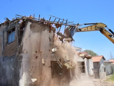 Maricá realiza demolição de imóvel prestes a desabar em Itaipuaçu