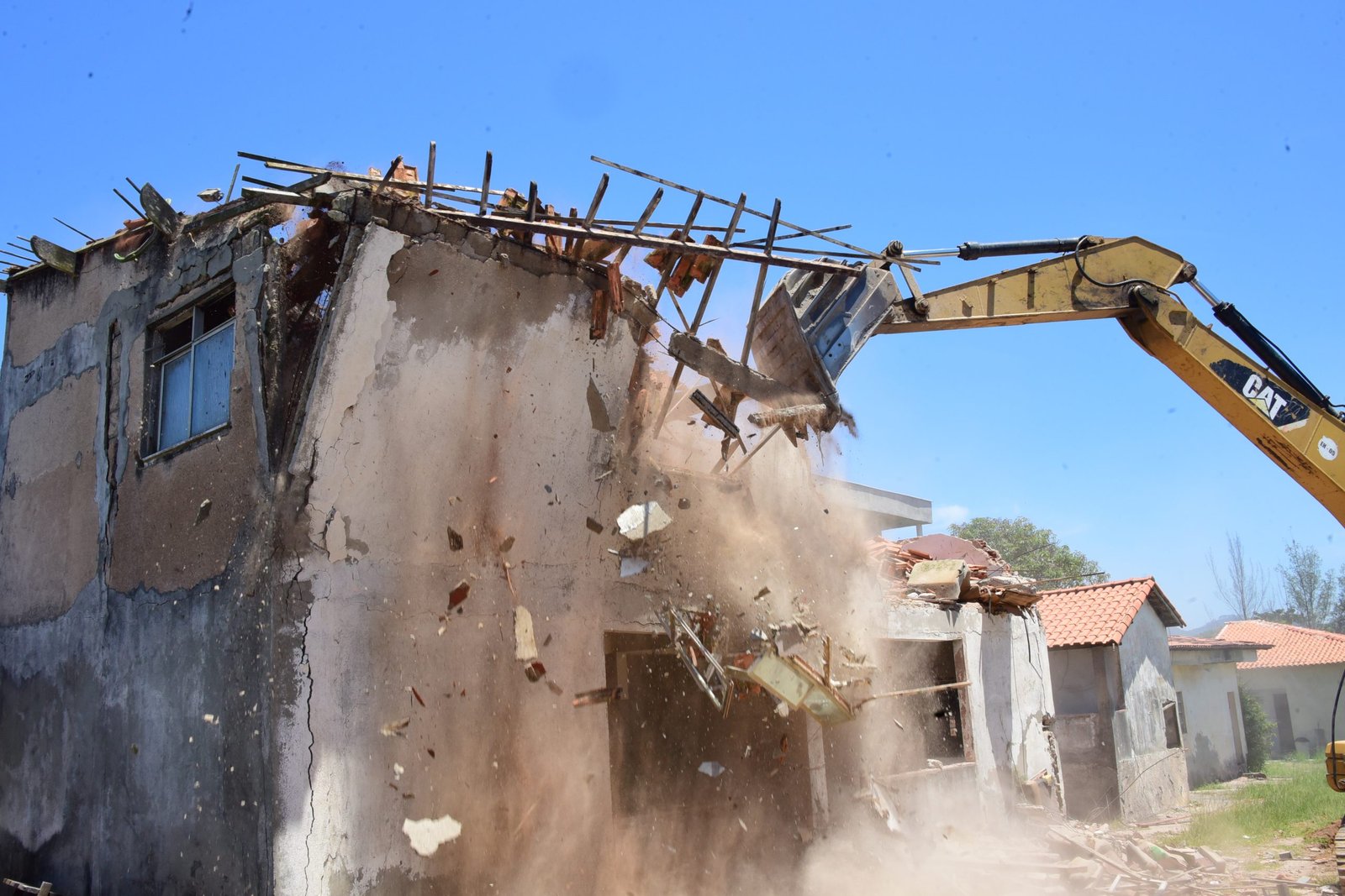 Maricá realiza demolição de imóvel prestes a desabar em Itaipuaçu