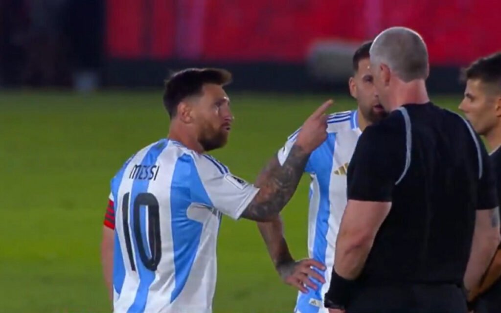 Messi discute com árbitro brasileiro em derrota da Argentina - Vídeo