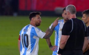Messi discute com árbitro brasileiro em derrota da Argentina - Vídeo