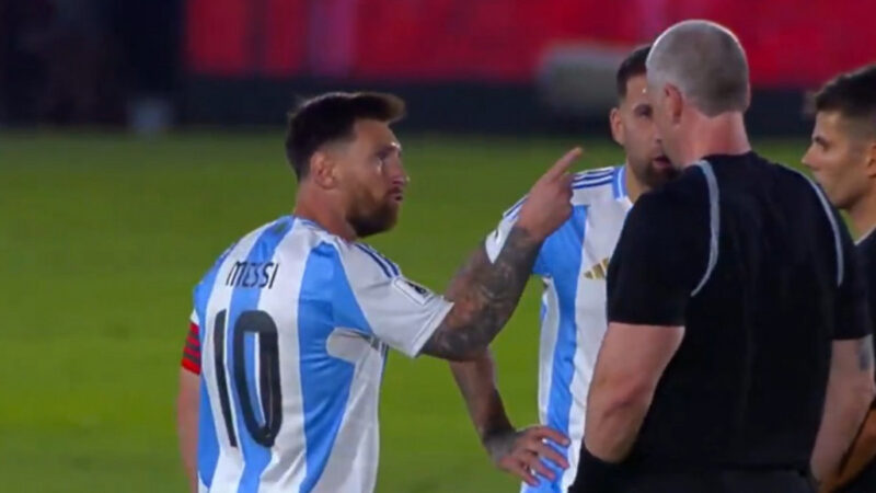 Messi discute com árbitro brasileiro em derrota da Argentina - Vídeo