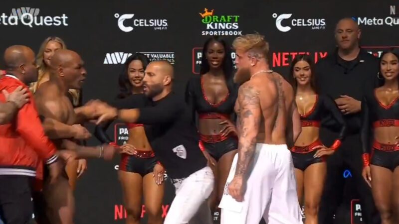 Mike Tyson da tapa em Jake Paul durante pesagem - Vídeo