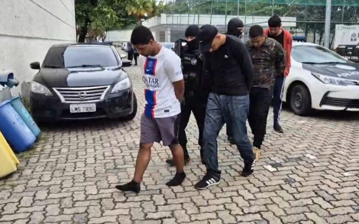Operação em Bangu prende milicianos e apreende fuzis