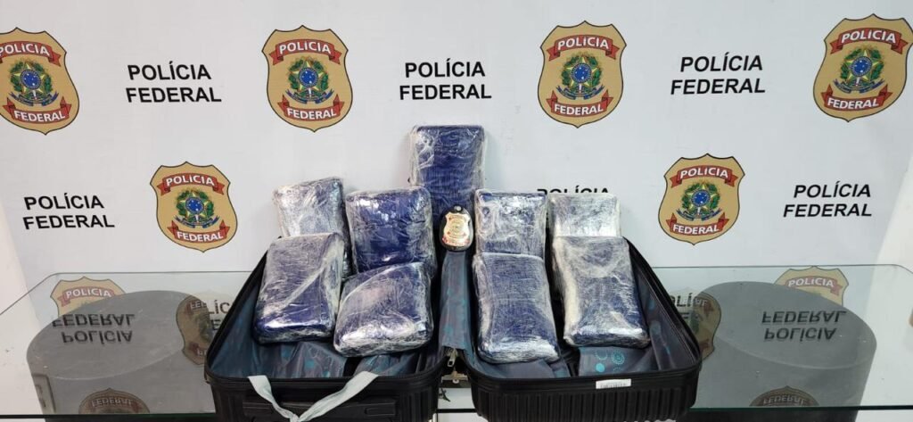 PF prende dois homens com 12kg de maconha no Galeão