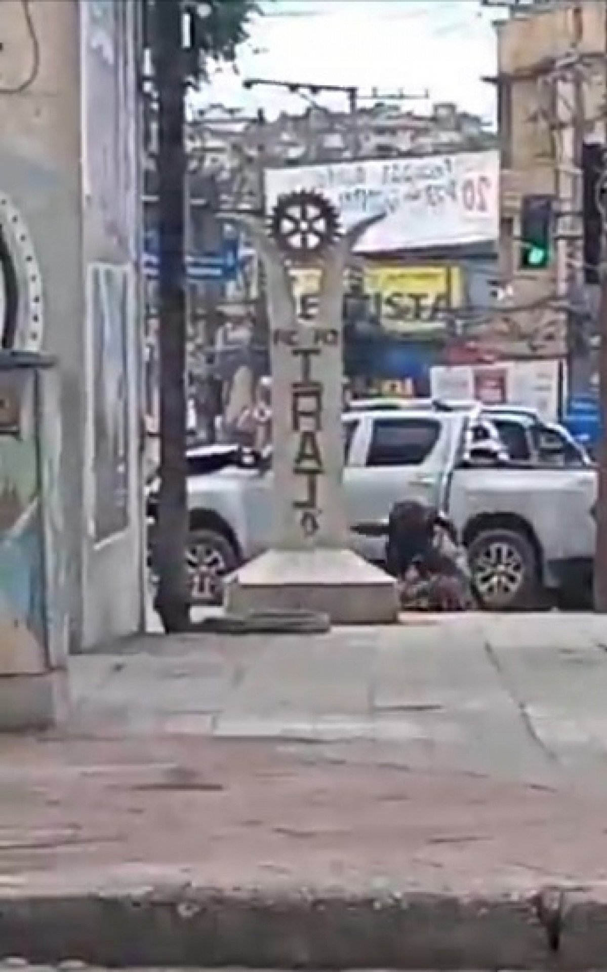 Perseguição com tiroteio em Irajá termina com um preso e três feridos - Vídeo