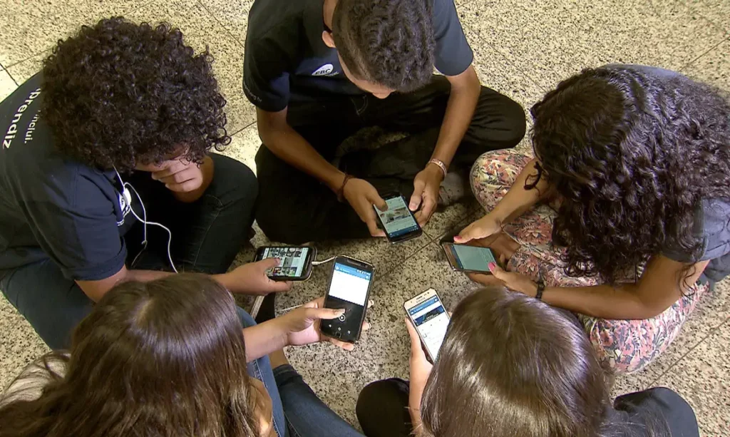 Pesquisa: Brasileiros apoiam restrições ao uso de celulares em escolas