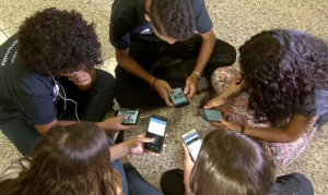 Pesquisa: Brasileiros apoiam restrições ao uso de celulares em escolas