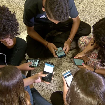 Pesquisa: Brasileiros apoiam restrições ao uso de celulares em escolas