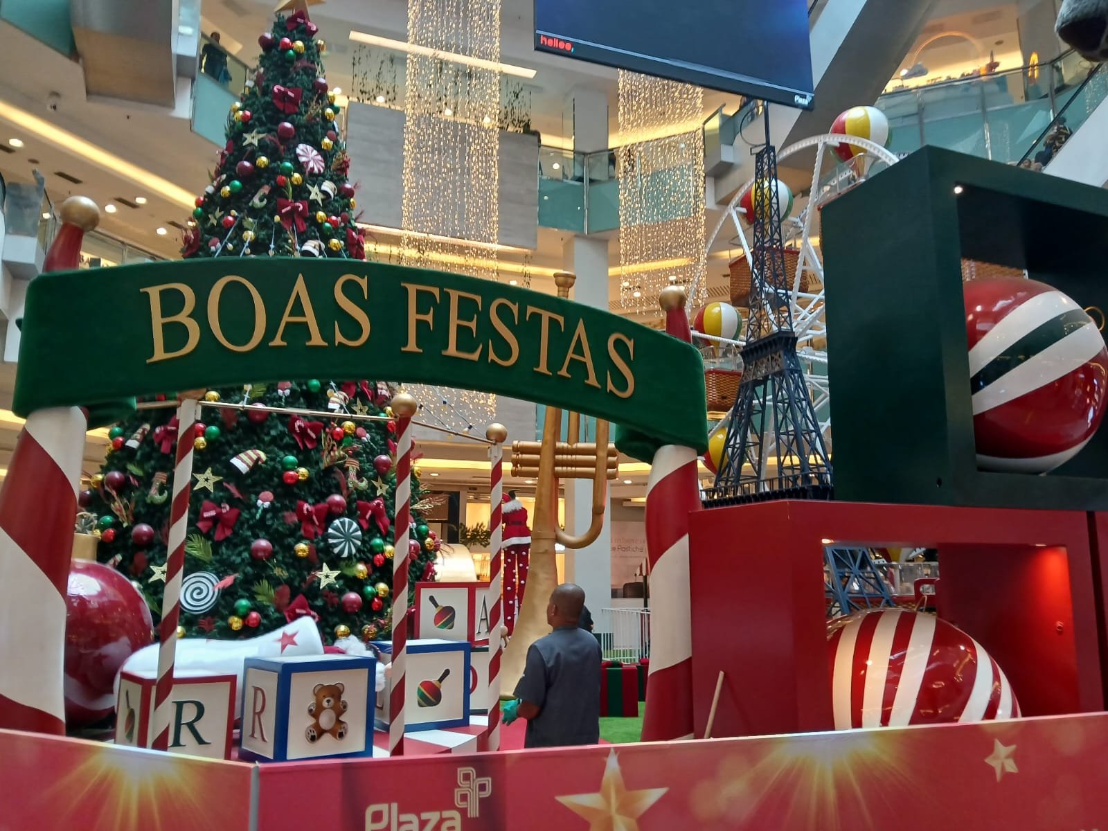 Inauguração da decoração de Natal do Plaza Shopping Niterói acontece neste domingo (10), com chegada marcante do Papai Noel, acompanhada de shows e distribuição de presentes | ₢ Luiz Abud/Folha do Leste