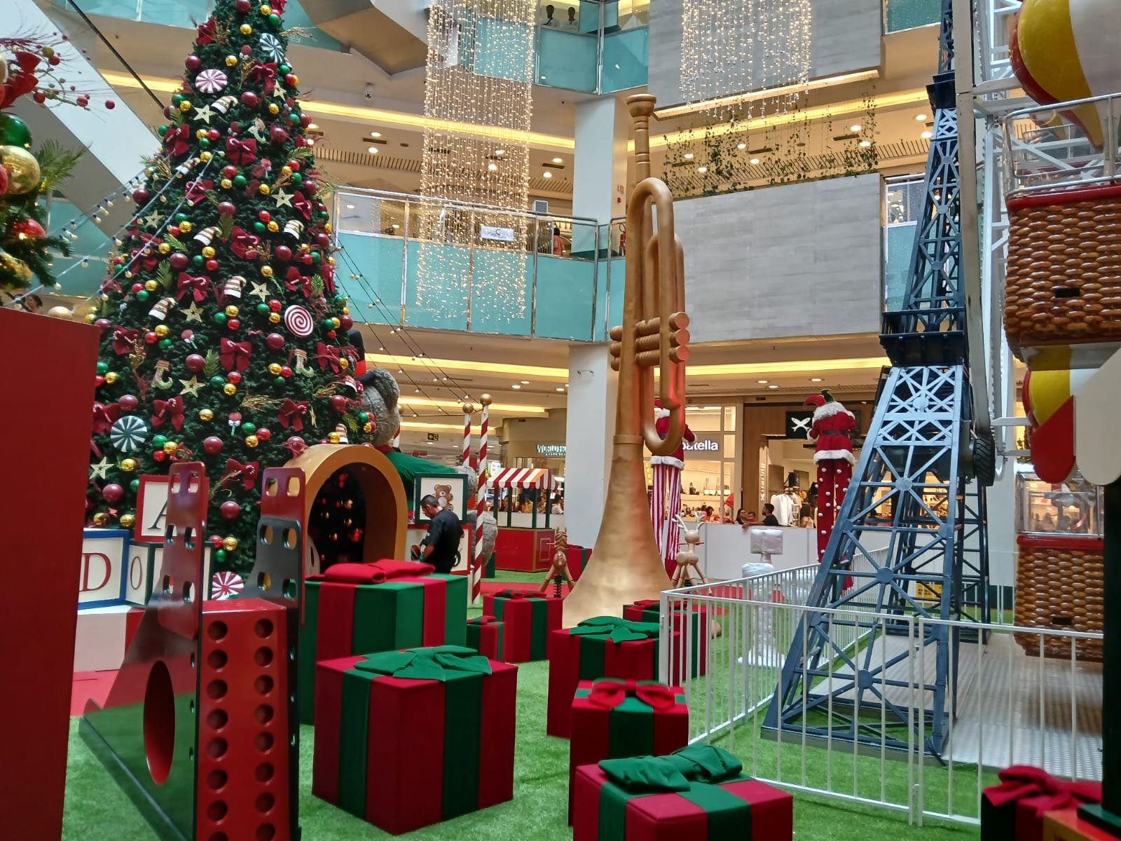 Plaza Shopping Niterói aguarda visitantes para a inauguração da sua decoração de Natal, neste domingo (10), e chegada do Papai Noel, com shows e distribuição de presentes | ₢ Luiz Abud/Folha do Leste