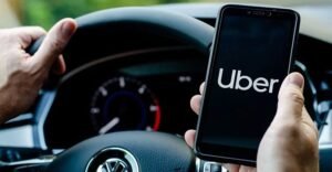 "Uber e Polícia Militar renovam parceria para segurança no Rio de Janeiro, permitindo contato imediato com a PM pelo botão 190."