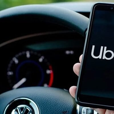"Uber e Polícia Militar renovam parceria para segurança no Rio de Janeiro, permitindo contato imediato com a PM pelo botão 190."