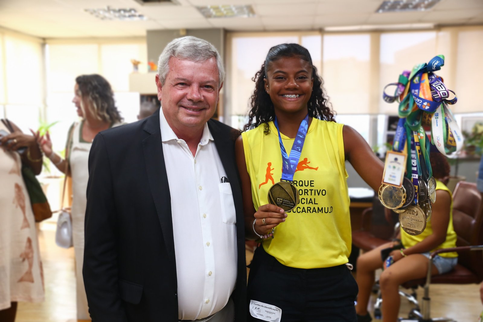 Prefeito de Niterói recebe alunos e medalhistas do Pesc