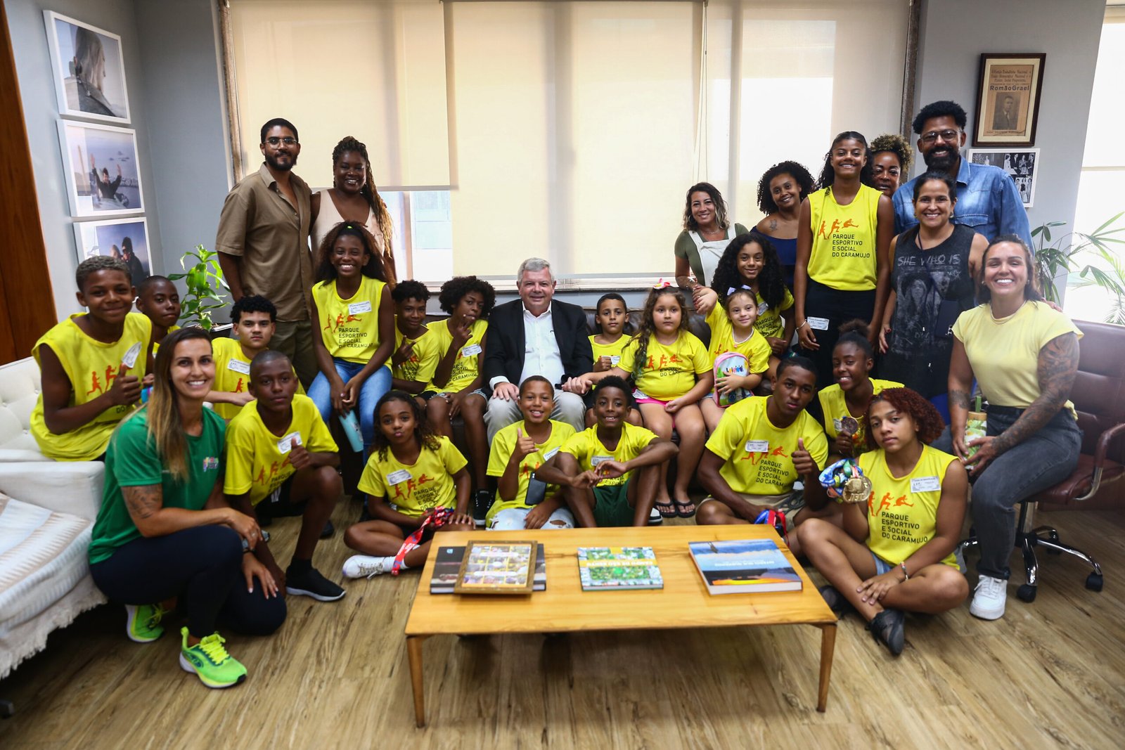 Prefeito de Niterói recebe alunos e medalhistas do Pesc