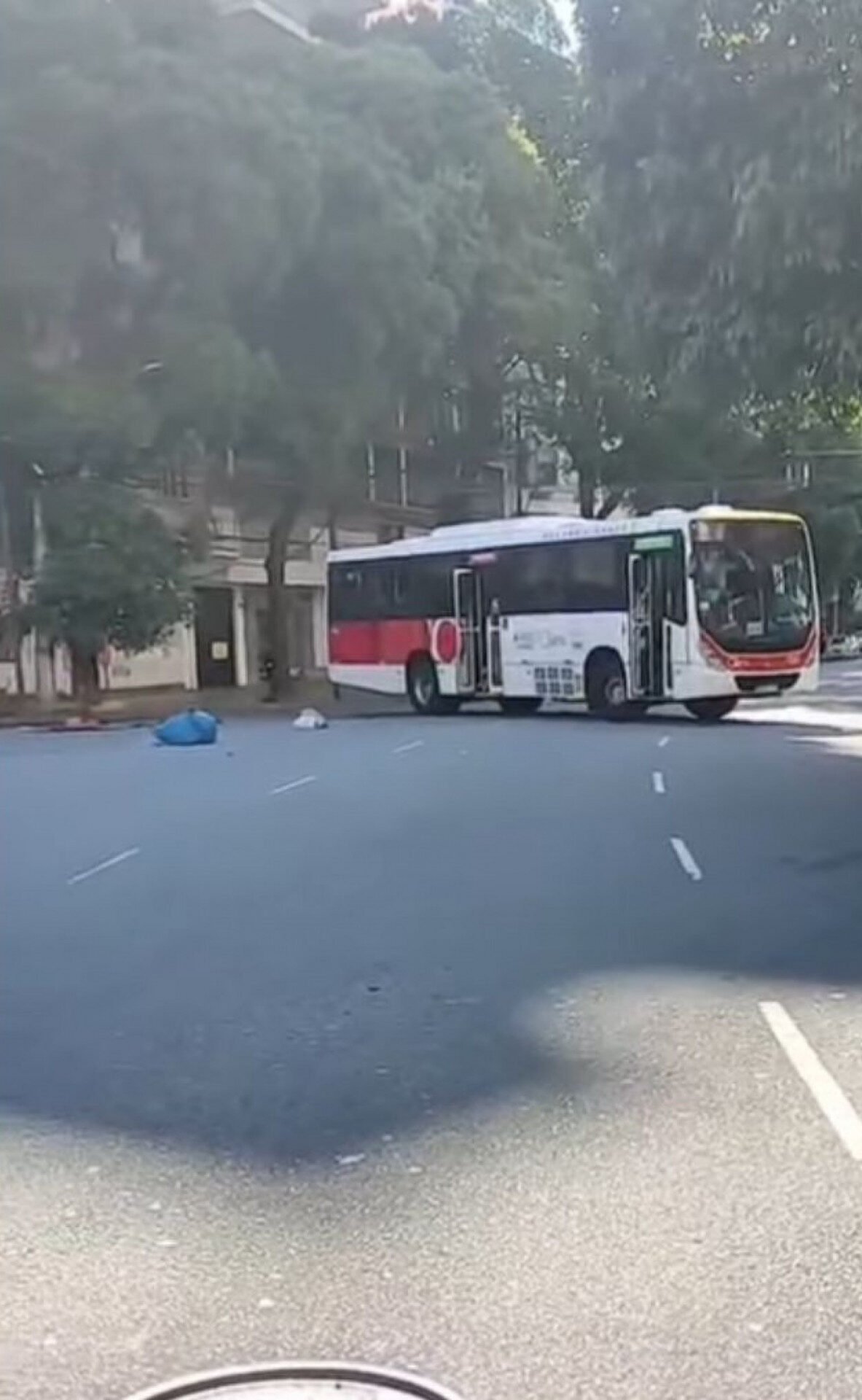 Protesto na Tijuca interdita via e fecha comércios