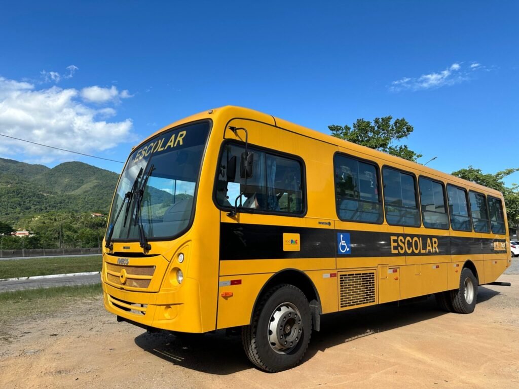 Rio Bonito recebe novo ônibus escolar pelo Novo PAC