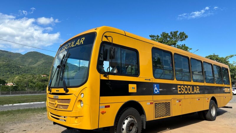 Rio Bonito recebe novo ônibus escolar pelo Novo PAC