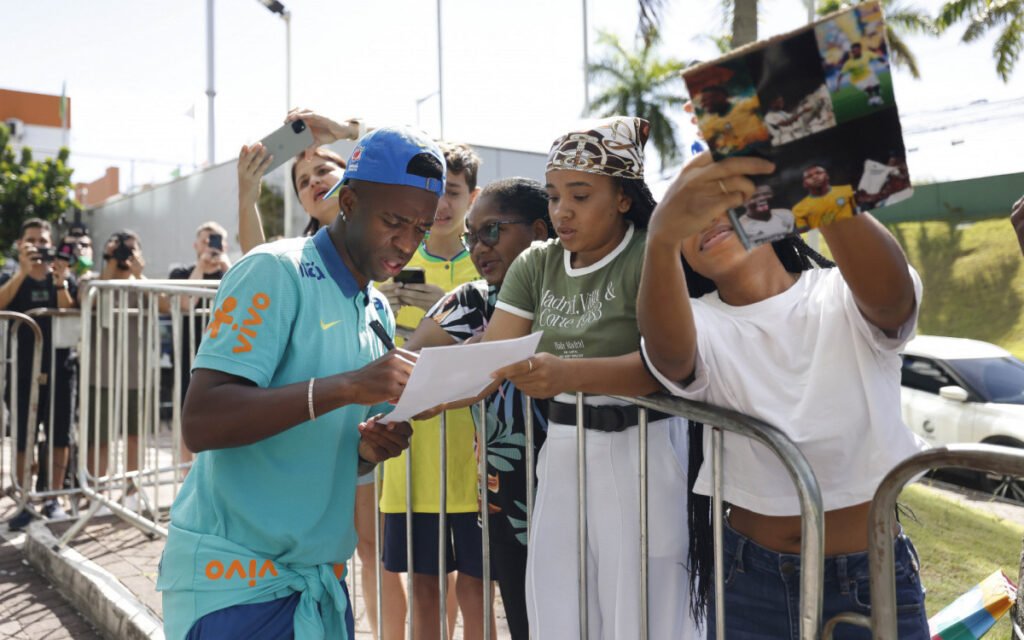 Seleção Brasileira chega em Salvador para enfrentar o Uruguai