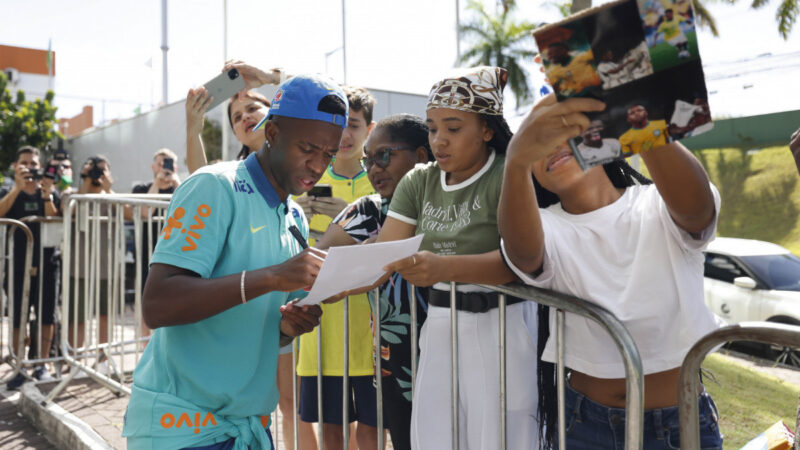 Seleção Brasileira chega em Salvador para enfrentar o Uruguai