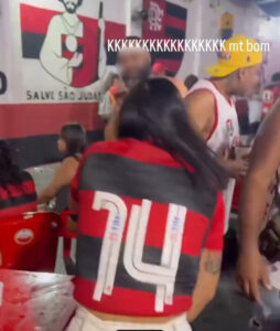 Suposta amante de atacante do Flamengo comemora gol e vídeo viraliza - Vídeo