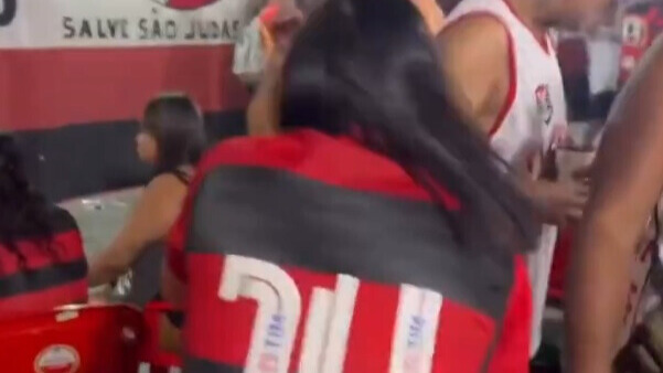 Suposta amante de atacante do Flamengo comemora gol e vídeo viraliza - Vídeo