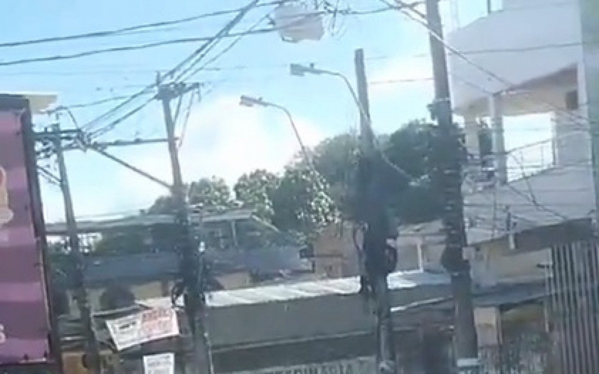 Tiroteio no Complexo do Chapadão deixa policial ferido e provoca pânico em trabalhadores da Light - Vídeo