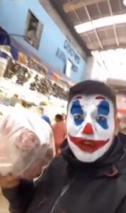 Torcedor do Corinthians usa cabeça de porco para provocar Palmeiras - Vídeo