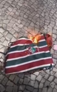 Torcedores queimam mochila de estudante antes do Enem - Vídeo