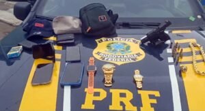 Trio preso e menor apreendido com veículo roubado na Baixada