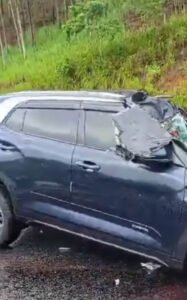 Acidente entre van e carro deixa um morto e dois feridos em Rio Bonito