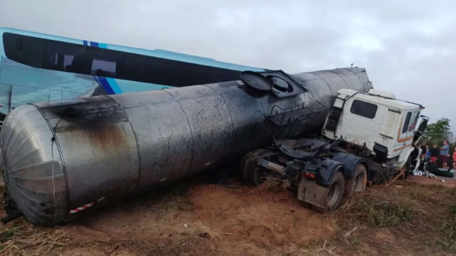 Acidente envolvendo caminhão-tanque e dois ônibus deixa 5 mortos e 21 feridos