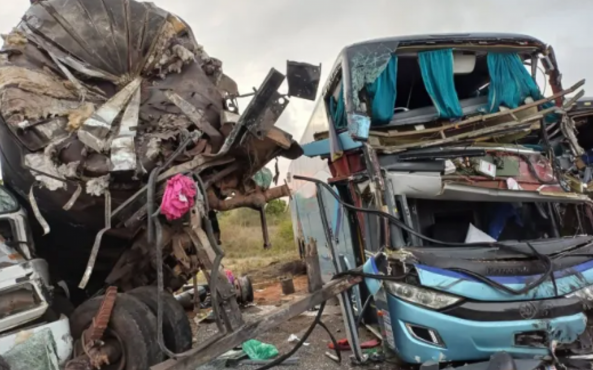 Acidente envolvendo caminhão-tanque e dois ônibus deixa 5 mortos e 21 feridos