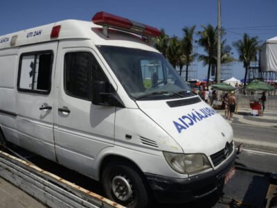 Ambulância usada como depósito irregular é rebocada em Copacabana