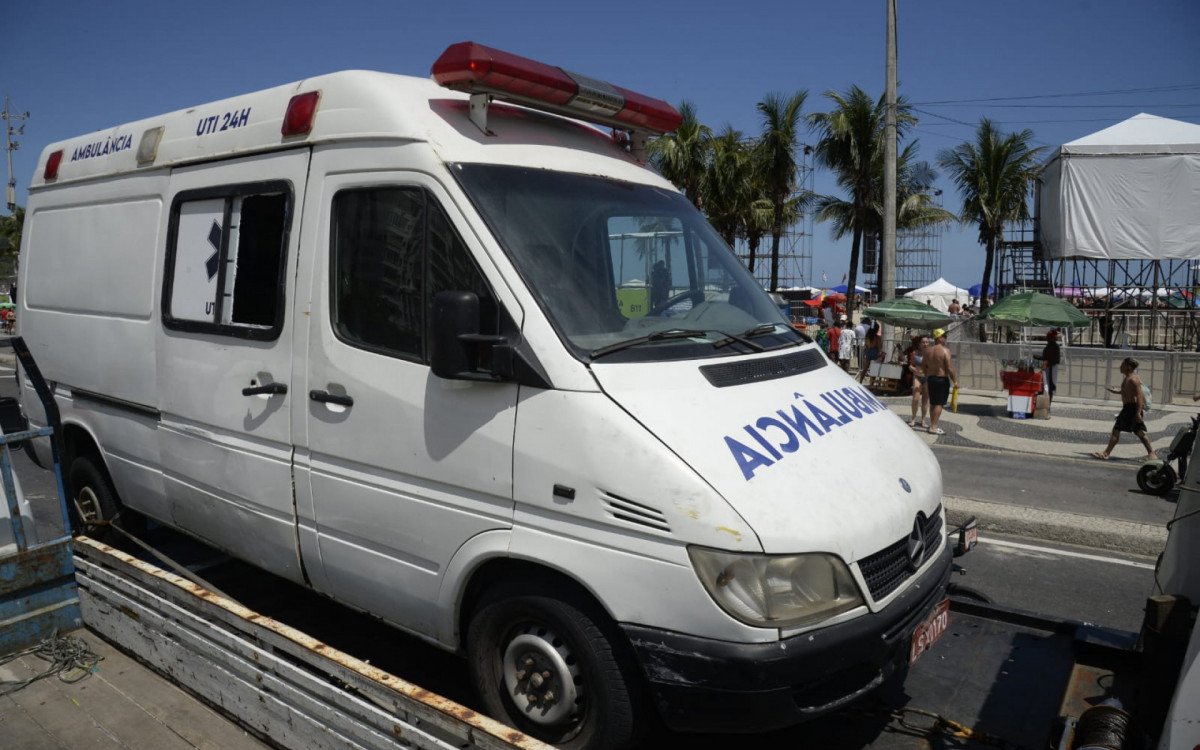 Ambulância usada como depósito irregular é rebocada em Copacabana