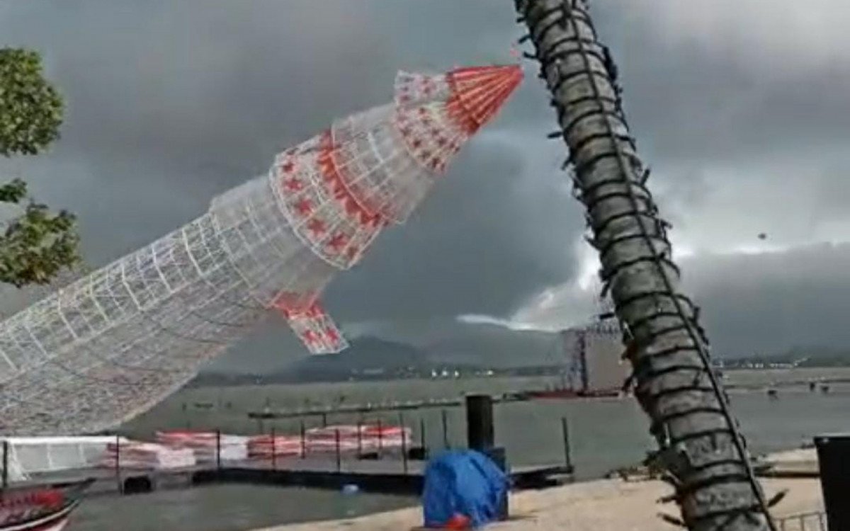 Árvore flutuante de Natal em Maricá cai após forte temporal - Vídeo