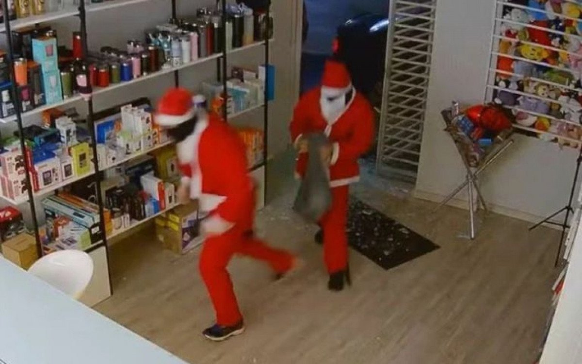 Bandidos disfarçados de 'Papai Noel' invadem e furtam loja de eletrônicos - Vídeo