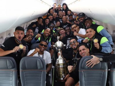 Botafogo retorna ao Rio com o troféu da Libertadores