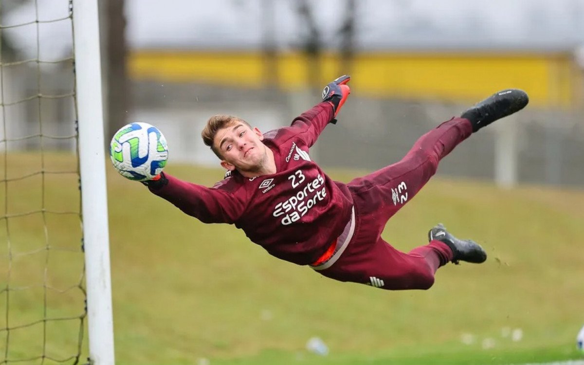 Botafogo tem goleiro do Athletico-PR na mira para 2025