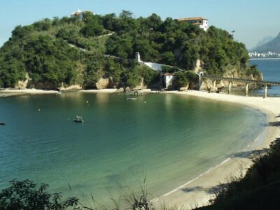 Calor em Niterói leva multidão à Praia de Boa Viagem neste sábado