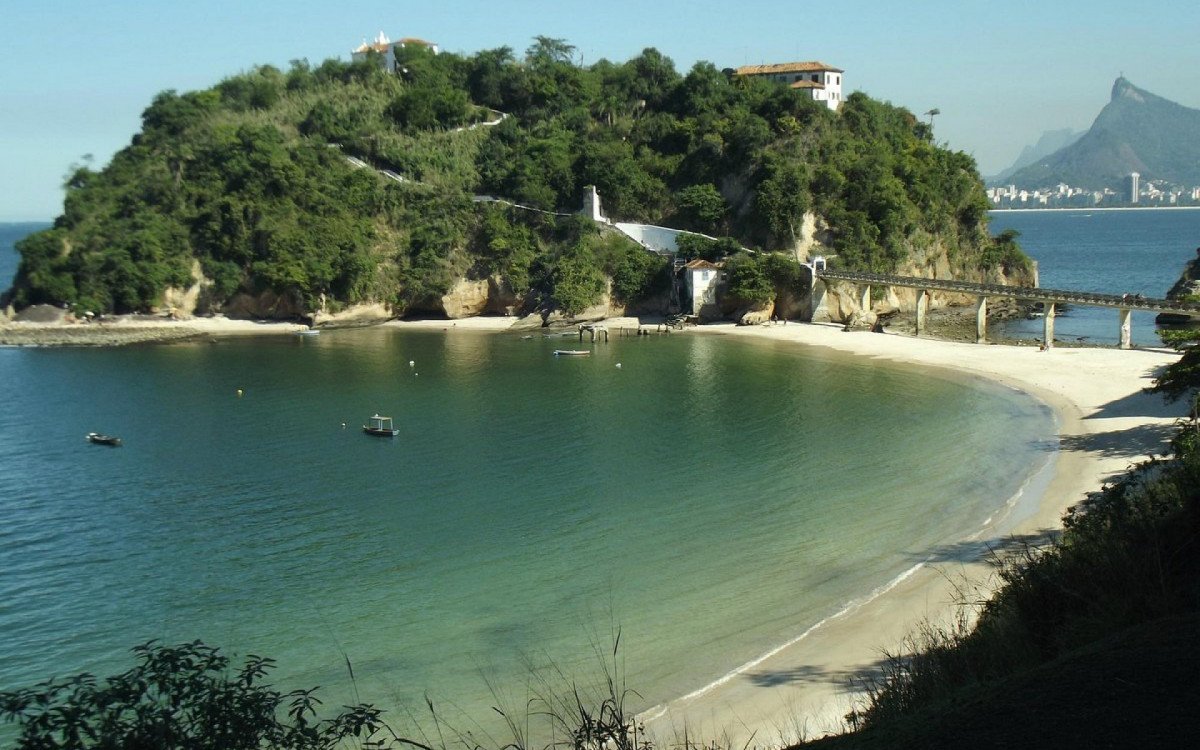 Calor em Niterói leva multidão à Praia de Boa Viagem neste sábado