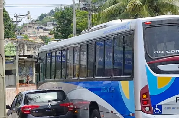 Colisão entre carro e ônibus fechou o trânsito em São Gonçalo, causando lentidão e desvio para ruas próximas. Investigação ainda em andamento.