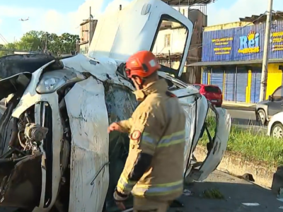 Acidente grave na rodovia Washington Luiz deixa três feridos e causa congestionamento no km 121 próximo ao hospital Dr. Moacyr.