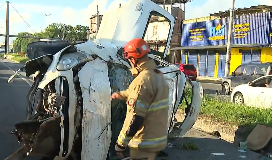 Acidente grave na rodovia Washington Luiz deixa três feridos e causa congestionamento no km 121 próximo ao hospital Dr. Moacyr.