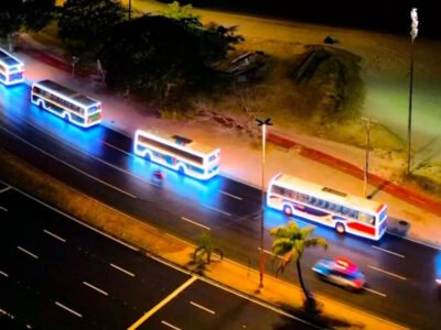 Caravana de Natal com ônibus iluminados percorre bairros do Rio